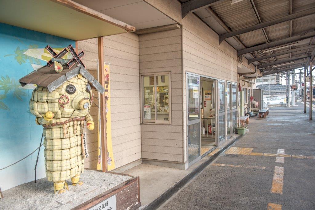 抵達雲州平田車站時，就先見到以這裡特別的鄉土藝術製作成的陶瓷島根貓。