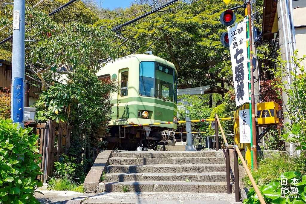 白色鳥居、江之電電車、平交道與階梯的特殊景觀