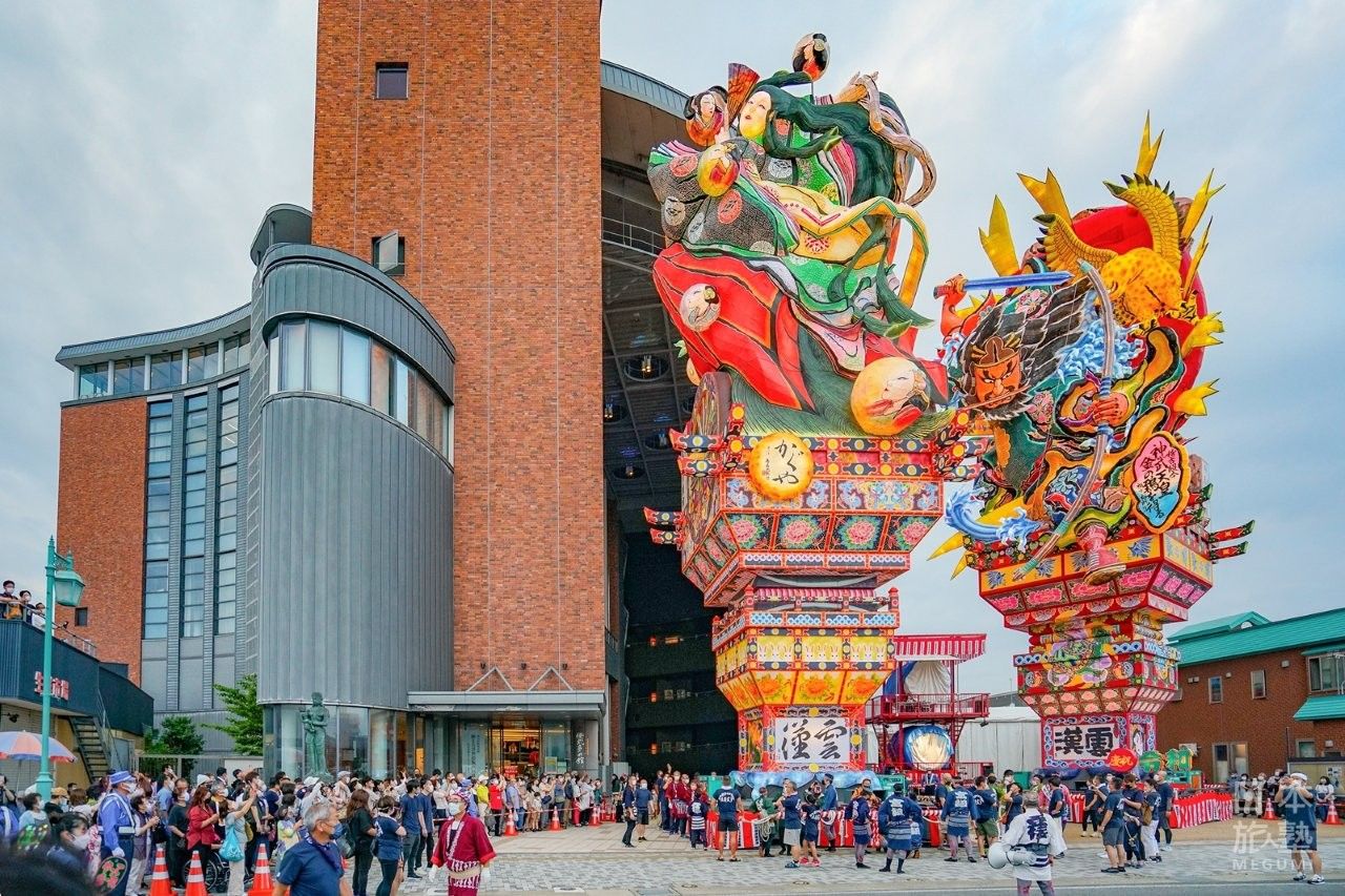 巨大的燈籠由立佞武多館內，緩緩移動而出