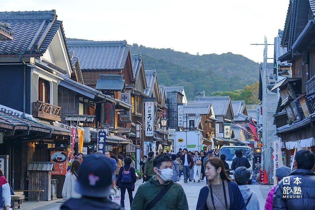 街道上，無論是銀行或郵局，建築均統一歷史景觀