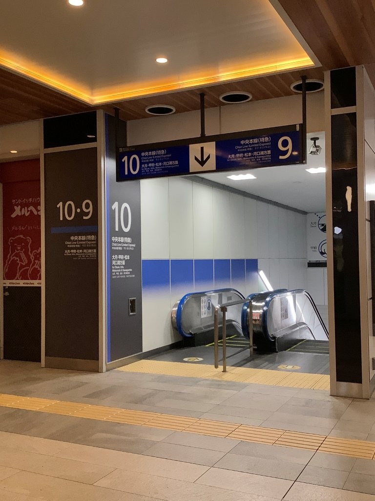 這裡是新宿站的新南改札口附近，手扶梯下去就是9・10號月台