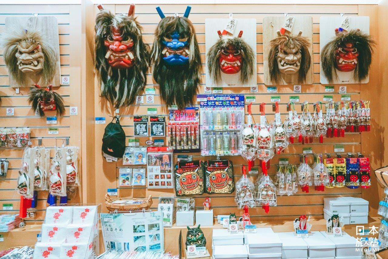賣店有各種生剝鬼面具的周邊商品，在此也可購入石川先生的雕刻作品