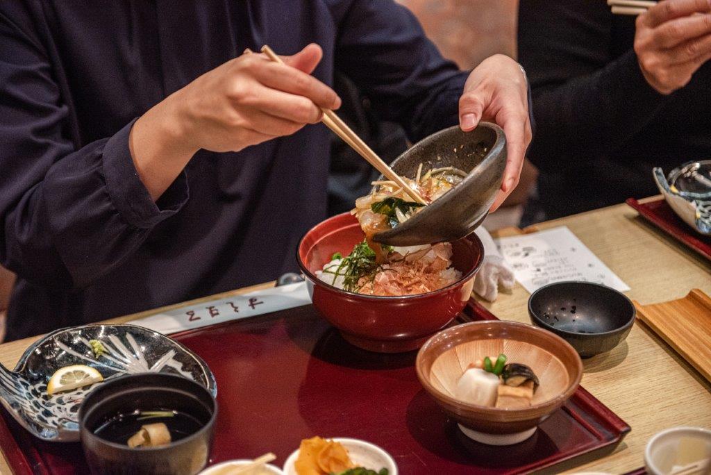 我們在道後溫泉本館旁的餐廳品嚐了愛媛宇和島方式的鯛魚飯，將雞蛋倒入醬油內（這間餐廳還另放了海帶與洋蔥）拌勻，把新鮮的鯛魚放入蛋汁醬油後攪拌，之後倒在飯上。