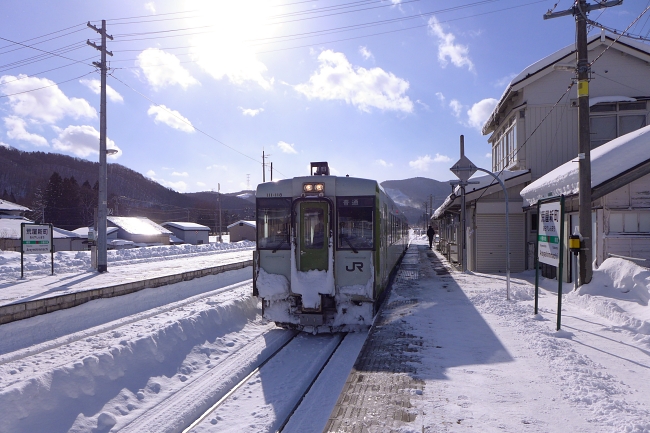 花輪線上的新町站，是少數幾個火車可以互相通過的車站之一。(Image credit: kimagurenote / CC BY-NC-SA 2.0)