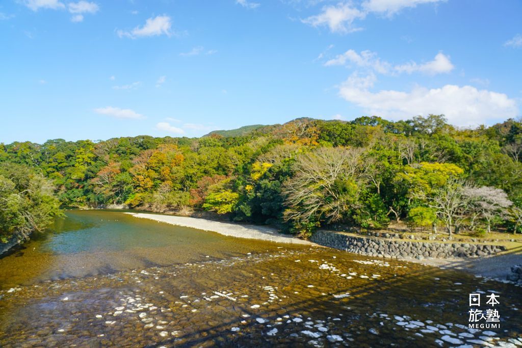 蜿蜒流過伊勢神宮境內的五十鈴川，也是式年遷宮時不可獲缺的水路