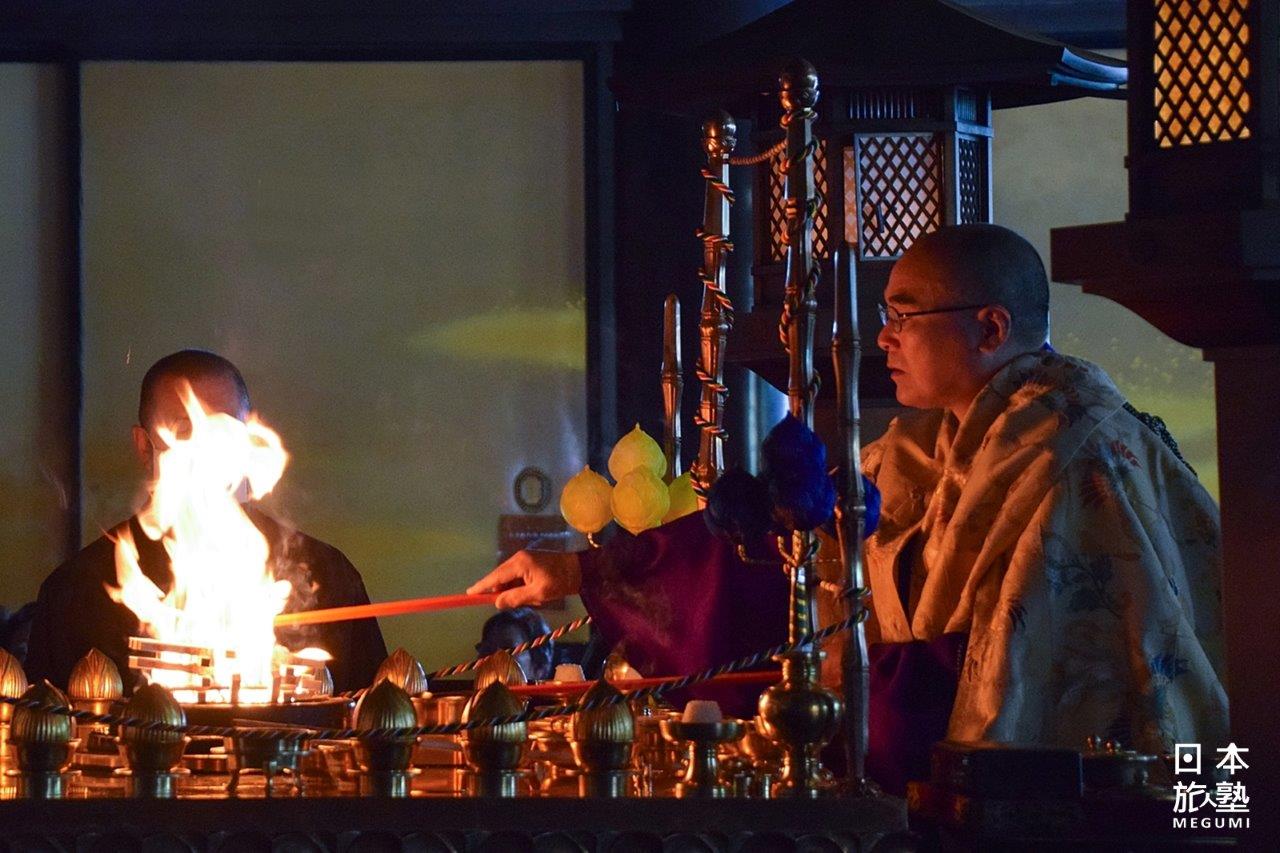 護摩祈禱是採取焚火祭祀方式（經寺方許可拍攝）