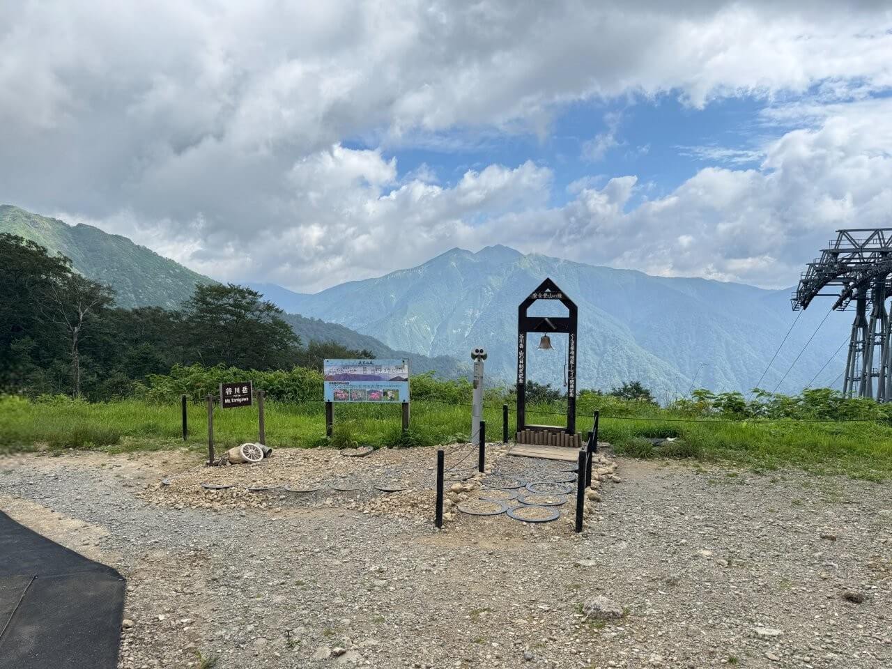 ▲在谷川岳登山道入口前有一座安全登山之鐘