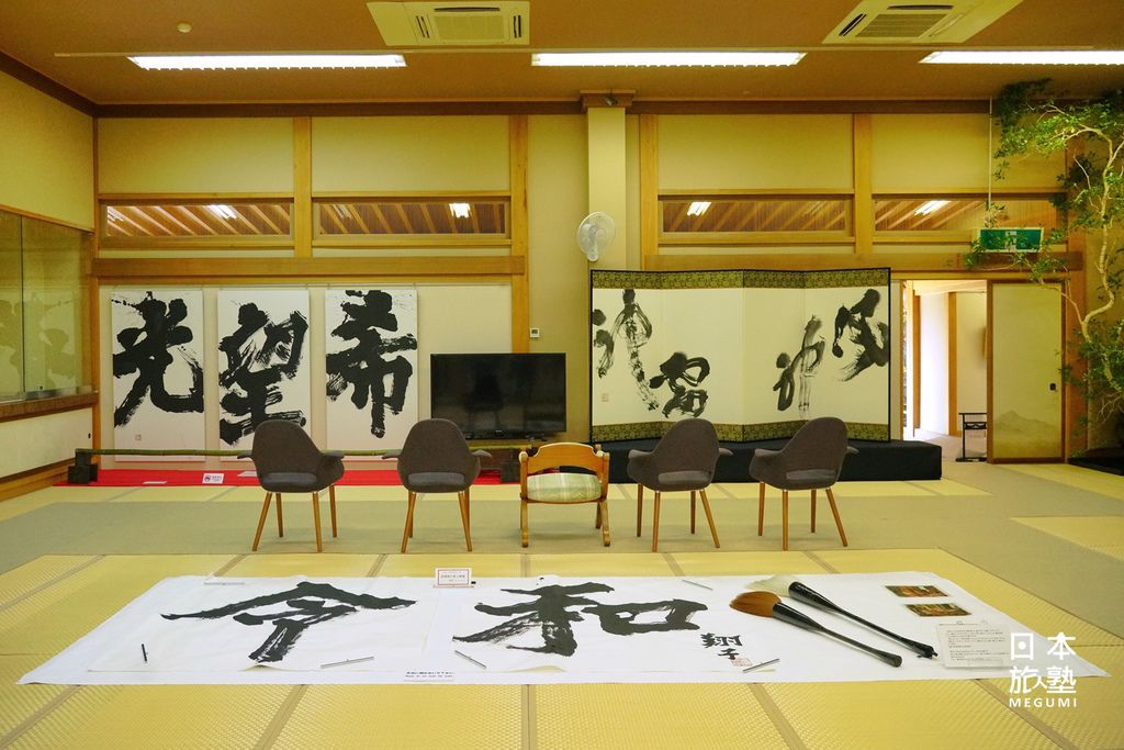 展覽館內，陳列許多由翔子親筆揮毫的作品