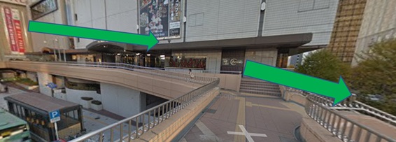 ③ 從行人天橋往下走