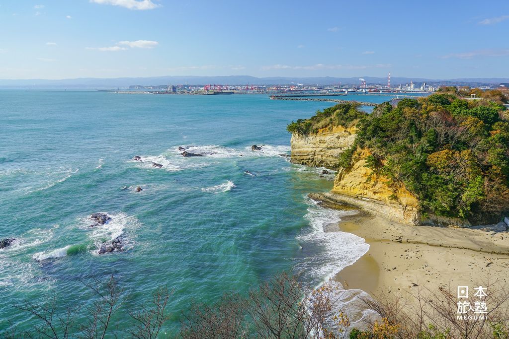 眼前的太平洋，雖然浪花拍打海岸，仍可感受到水質清澈可見