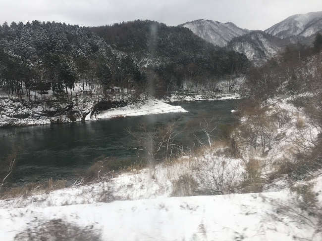 從火車上看到的荒川和朝日山脈。(Image credit: Kevin Koh)