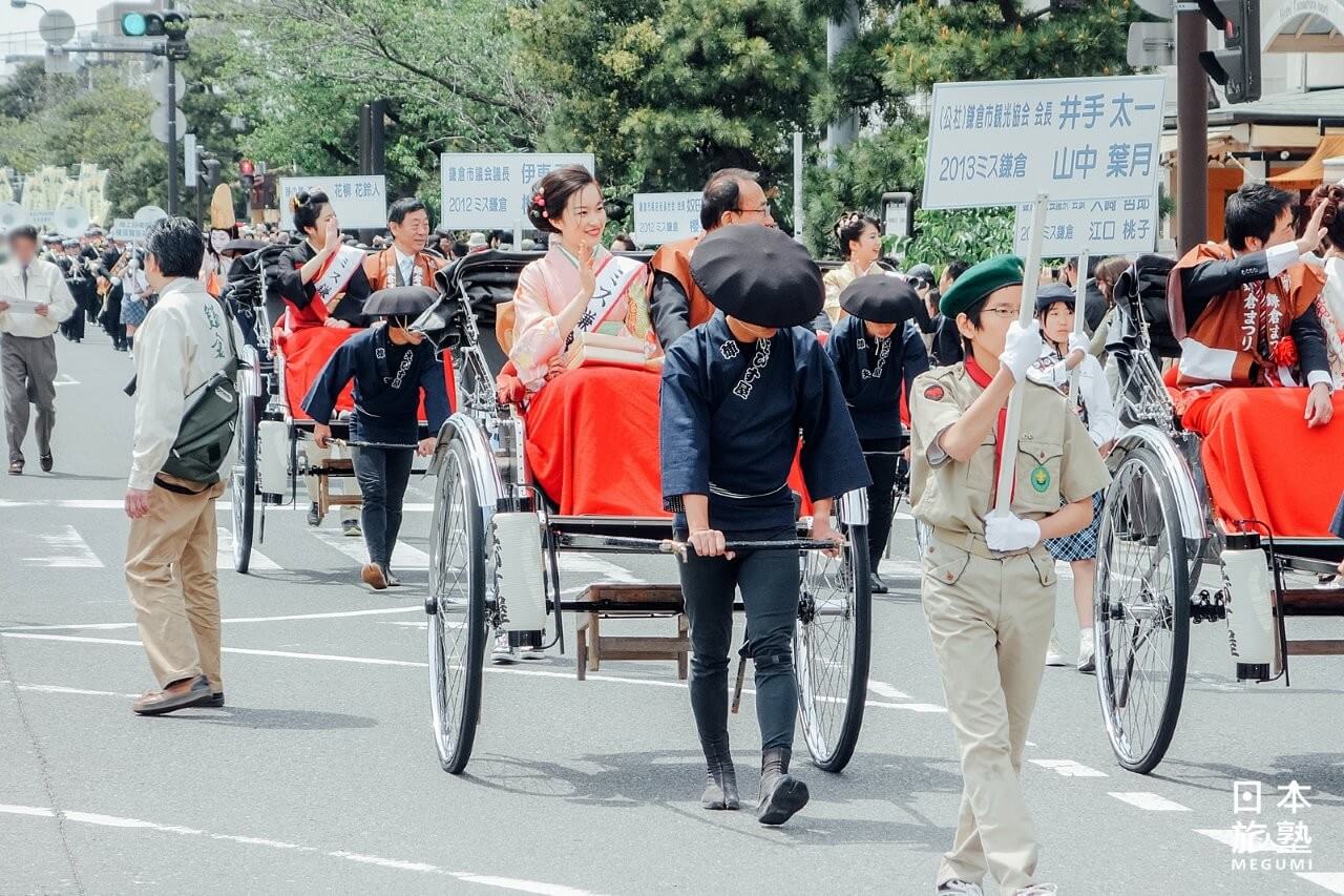 遊行隊伍以市長、鎌倉小姐為前導