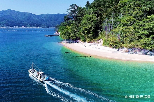 造訪無人居住的「荷蘭島」，可請當地漁夫開船前往，還會提供導覽服務