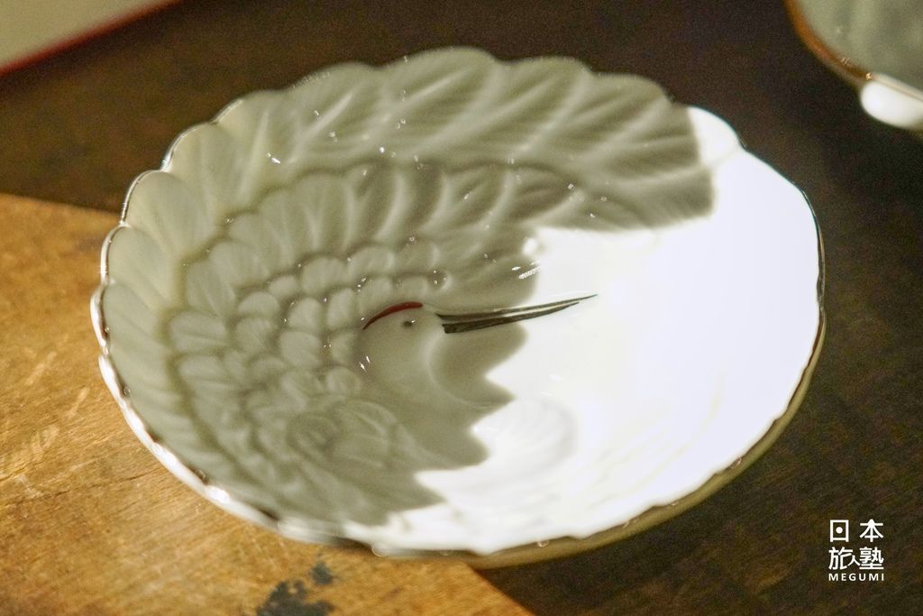 迷人的丹頂鶴陶瓷食器，精緻的程度令人訝異