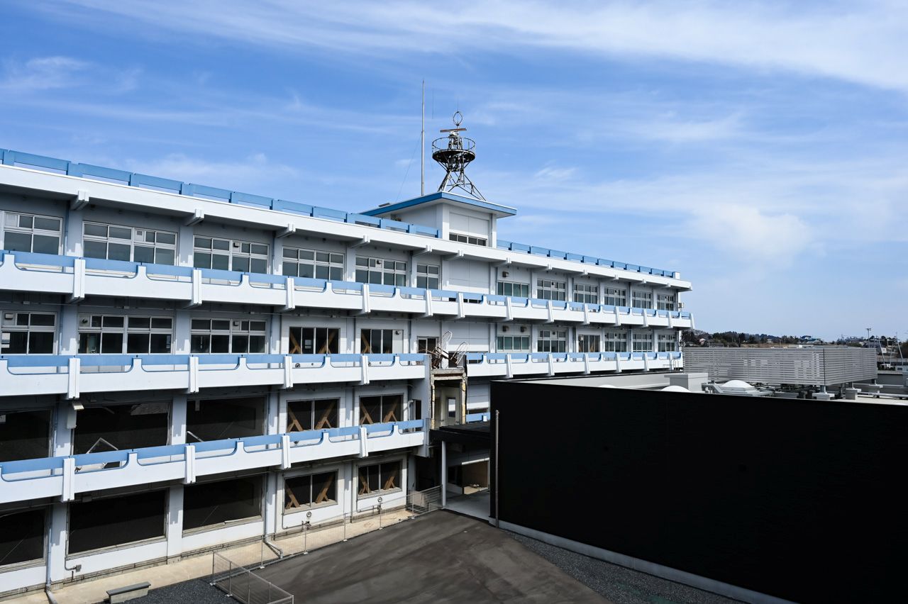 博物館介紹中，屋頂工人表示海嘯猶如一道黑牆來襲，幸好高度剛好只達4樓，以及前方工場阻擋水流。舊校舍在災後依然保持原好，只是因海嘯威力巨大，底層部份地方需要加固。