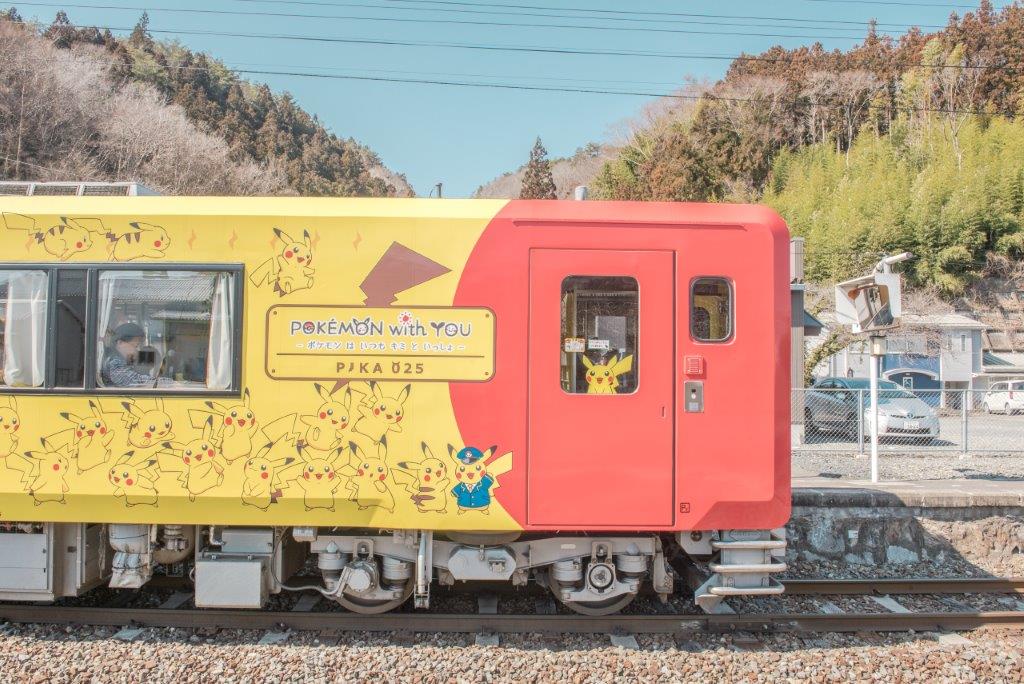 皮卡丘列車車身外觀是「皮卡丘大量發生中」的活動圖案，滿滿的皮卡丘之外，還有皮卡丘列車長，穿著列車長制服的皮卡丘樣子真的好可愛。