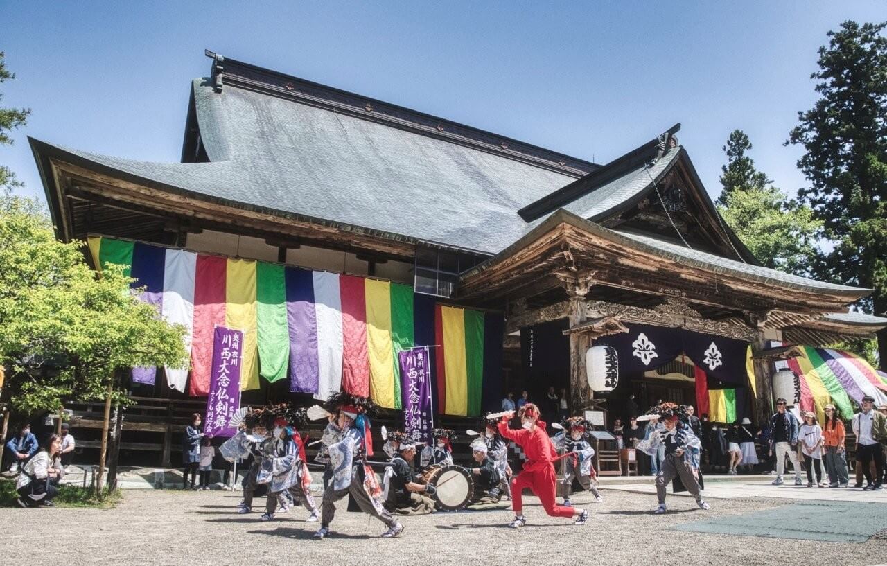 於祭典期間有諸多奉納，川西大念佛劍舞即為其中之一 （提供：川西大念佛剣舞保存会）