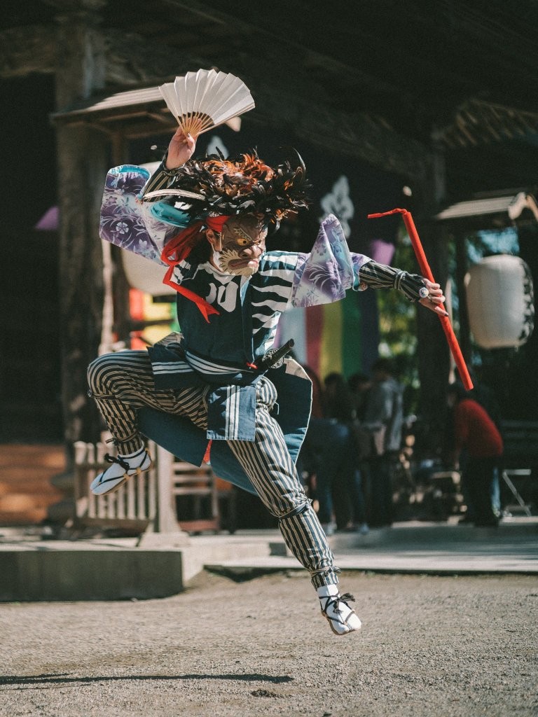 除了造型特殊，舞蹈也傳遞出雄壯魄力 （提供：川西大念佛剣舞保存会）