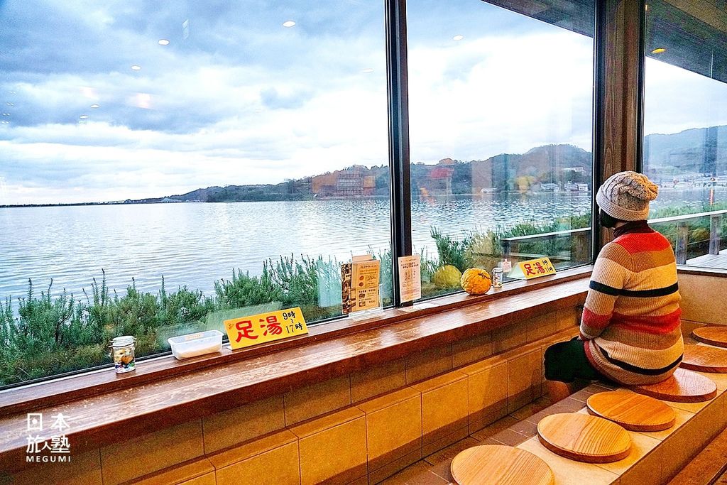 一邊浸泡足湯，一邊眺望浪漫的湖上風光，彷彿也撫慰了旅途的疲憊