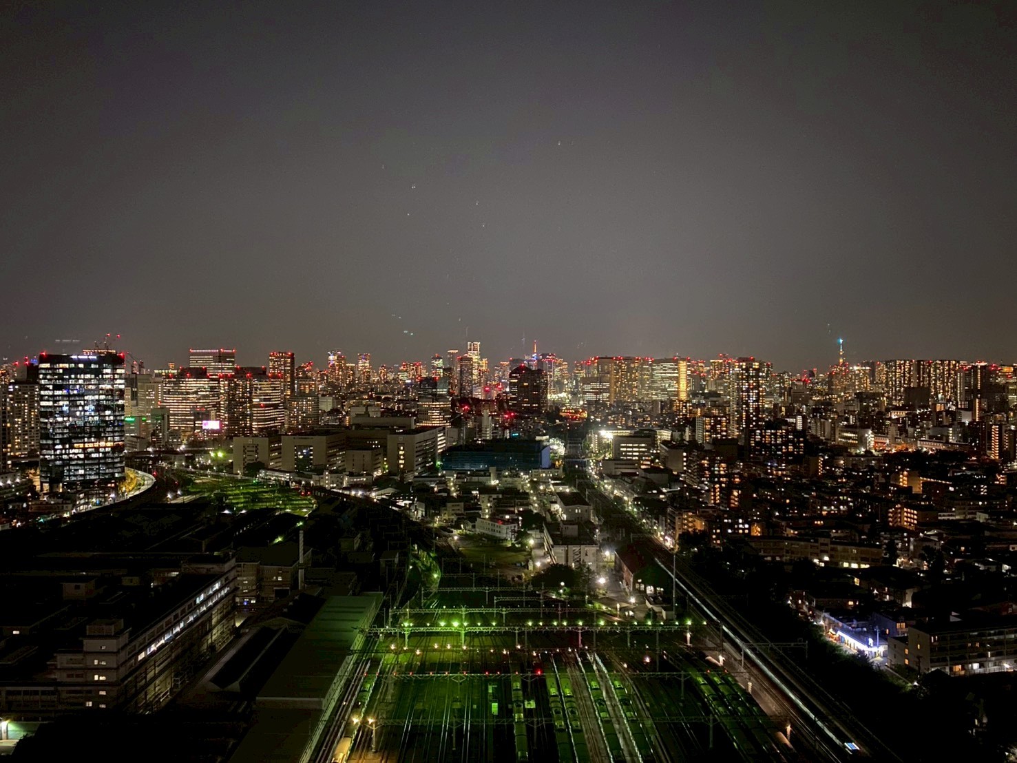 ▲正前方是東京鐵塔，右側藍點是晴空塔
