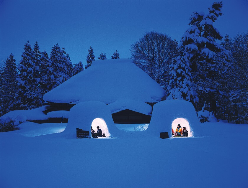 人們在祭典期間喜歡坐在雪屋裡。(Image credit: Akita Prefecture)