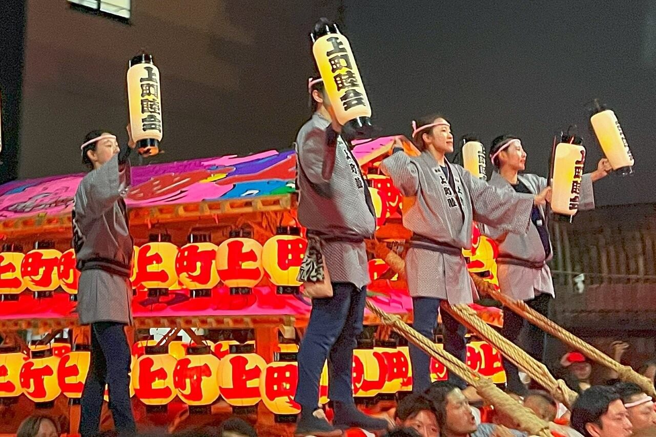 6台屋台及神輿浩浩蕩蕩行進（提供：飯坂温泉観光協会）