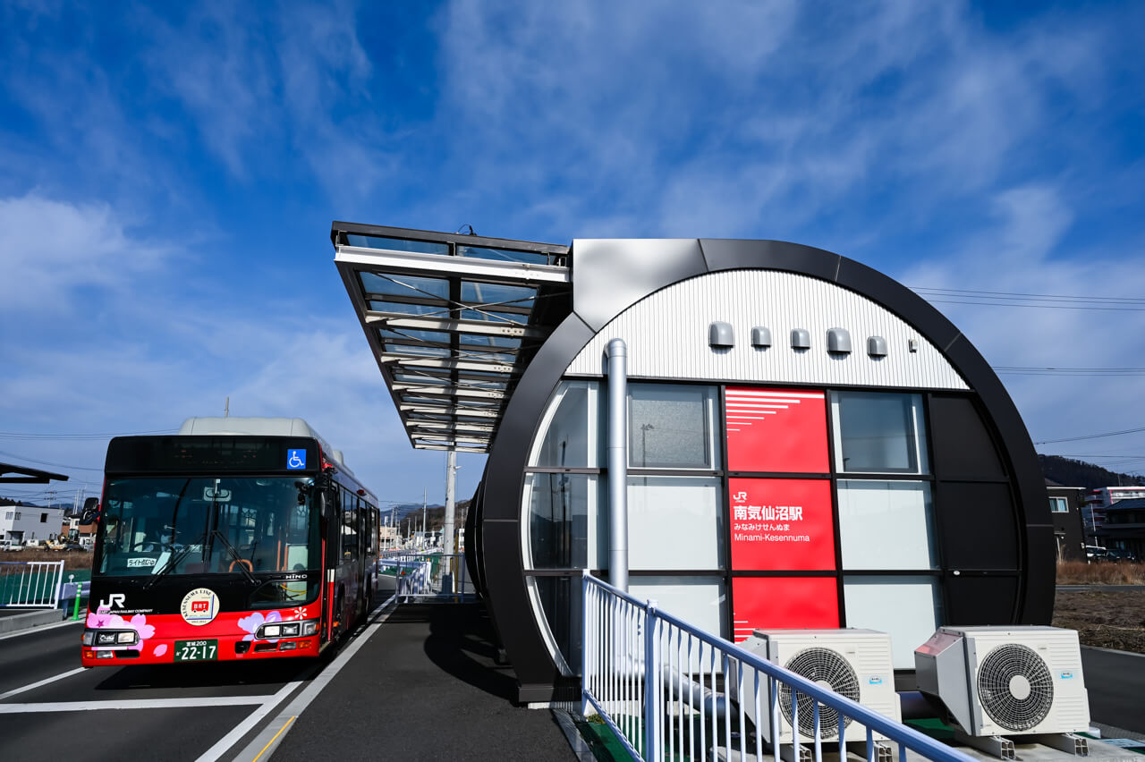 BRT通車初期只在縣道豎起一個巴士站牌，隨後陸續改行專用道及興建有蓋站舍，提供巴士實時位置，讓居民有更舒適的交通辦法。