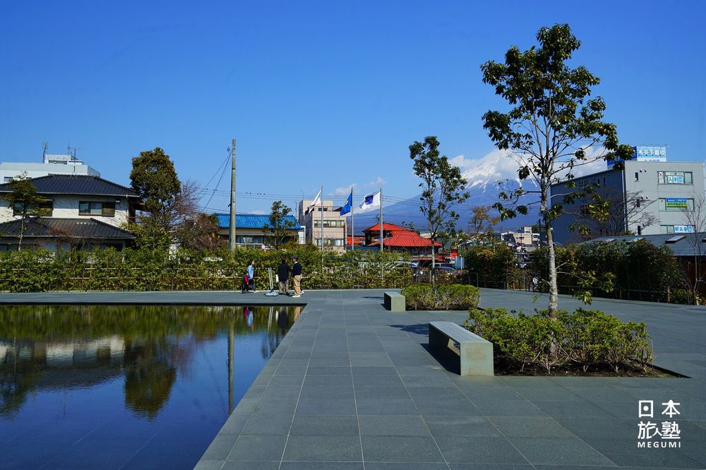 坐在水池前，可從容地感受建築與富士山的魅力