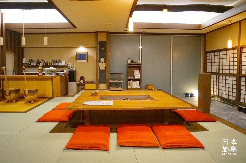 旅館大廳並非一般常見的沙發組，而是日本味十足的塌塌米，桌子中央還有地爐