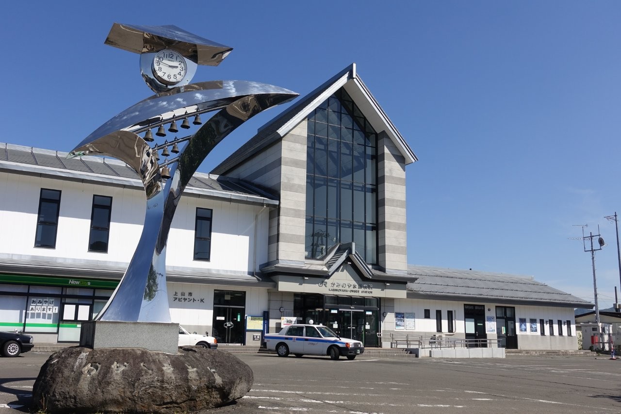 JR上山溫泉站目前的站舍，為1992年改建