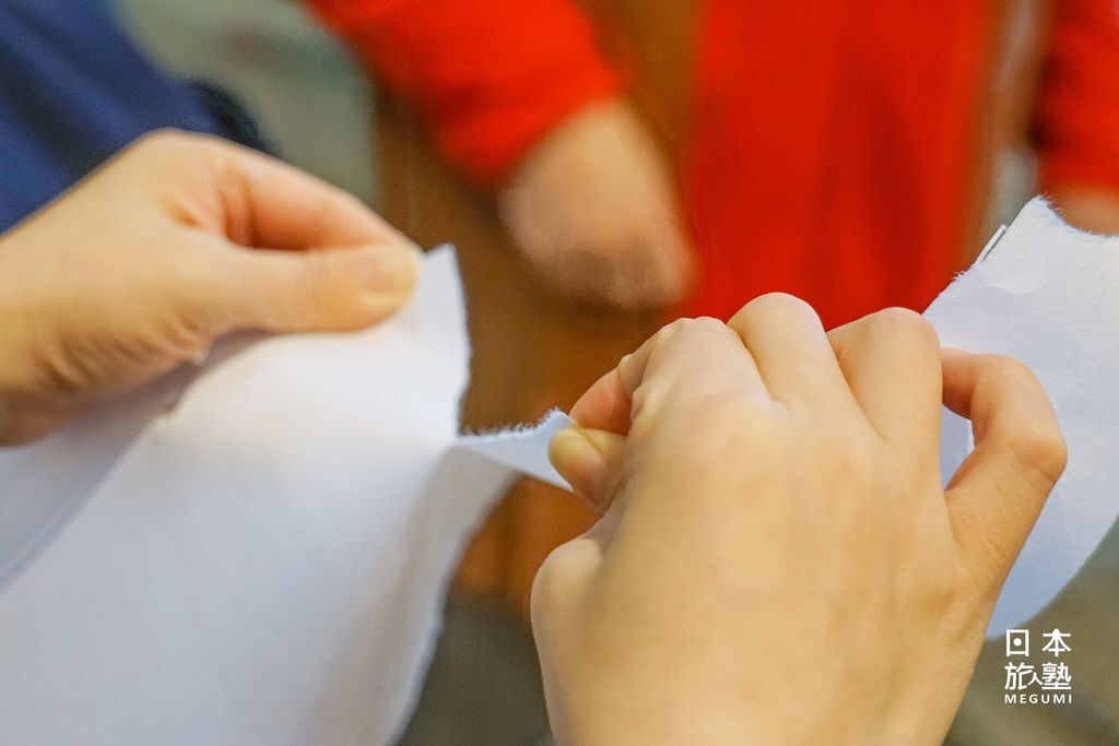 紙張使用的是略帶厚度的和紙，比一般紙張來得不易撕破
