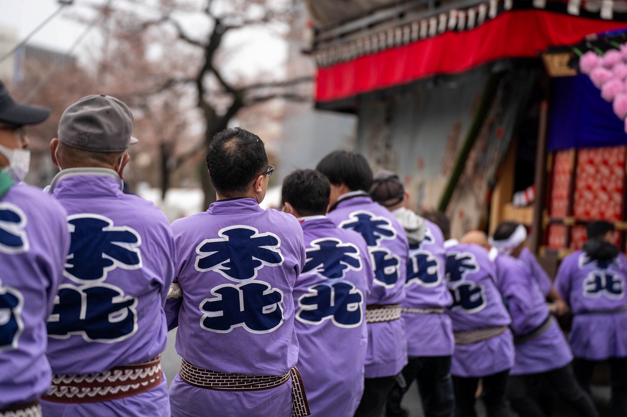 巨大的山車需以人力拖拉、轉彎