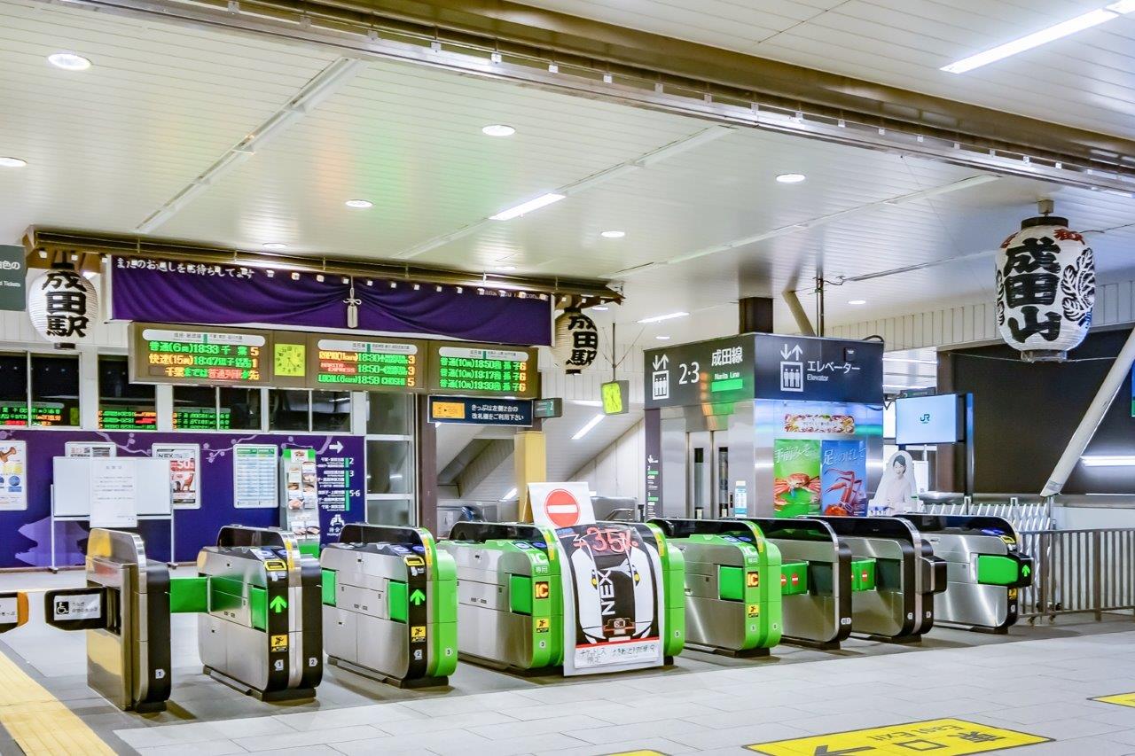車站檢票口兩側均懸掛「成田山」燈籠