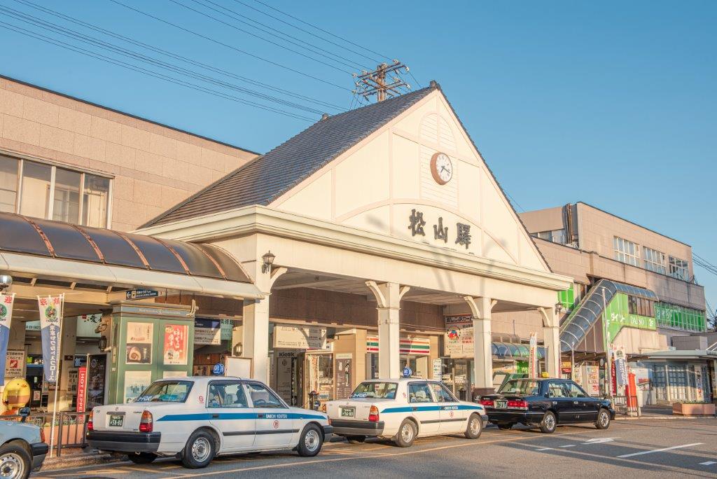 抵達愛媛松山機場和JR松山車站時，忍不住拍下這和台北松山機場、松山車站相像名稱的標示。