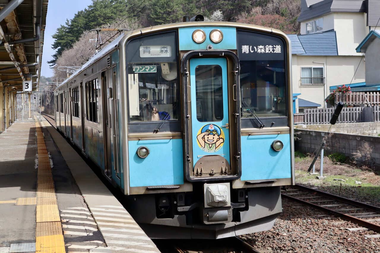 青森鐵道列車以藍色為主色調