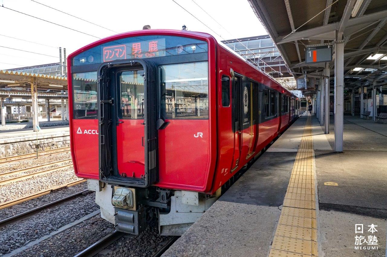 由紅、藍色車體外觀組成的生剝鬼號，模樣討喜可愛