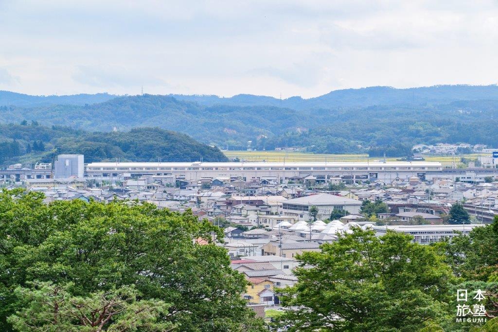 ▲登上天守閣，除了可眺望到城下風光，還有呼嘯而過的東北新幹線