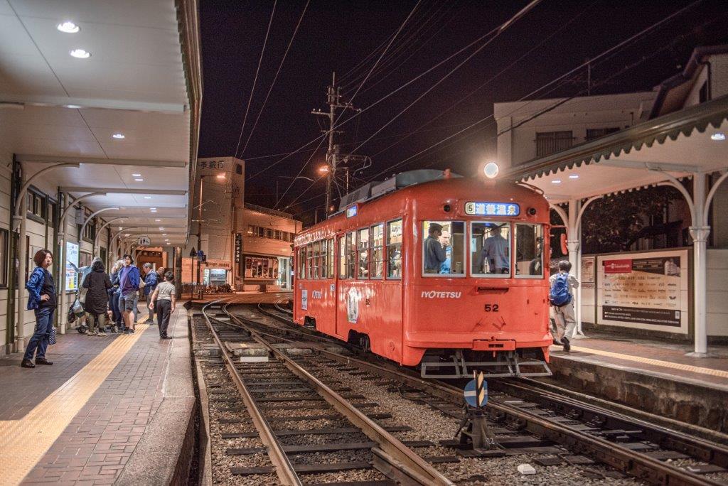 我們從「松山市站」搭著可愛的深橘色路面電車，來到了「道後溫泉車站」，一想到即將踏上想造訪已久的道後溫泉，內心非常期待。