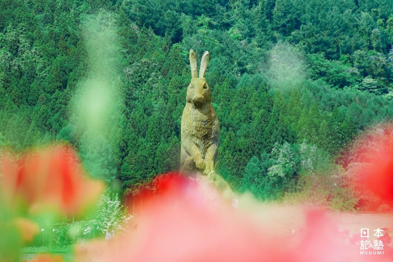 各種生肖的巨大木雕，也是看點之一