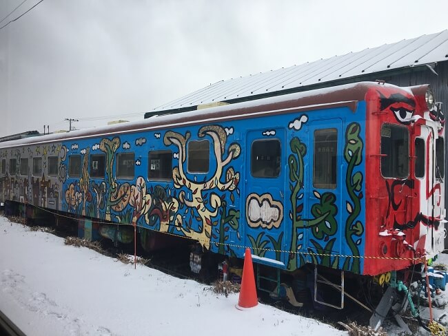 加瀨站廢棄的電車。這輛列車被稱為「夢之帆布」，由當時傑尼斯團體SMAP的香取慎吾於1997年繪製，20年後他重新回來粉刷一部份。(Image credit: Kevin Koh)