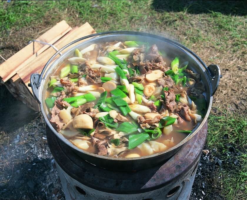 芋煮是用芋頭、切成薄片的肉和蒟蒻製成的，用醬油調味的肉湯。(Image credit: Yamagata Prefecture)