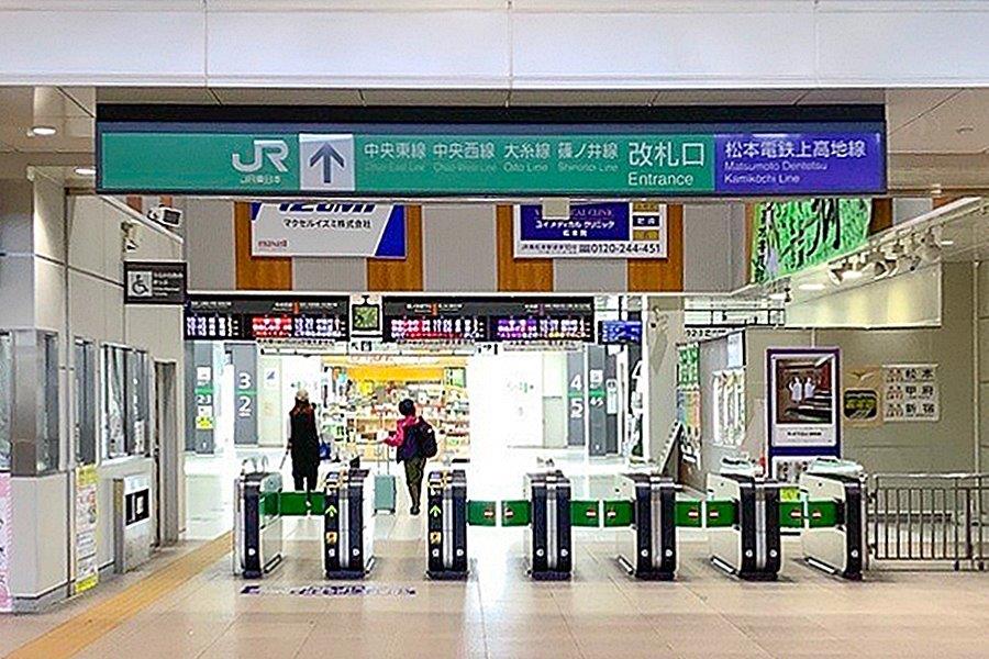 本站內，由JR東日本、松本電鐵共同使用