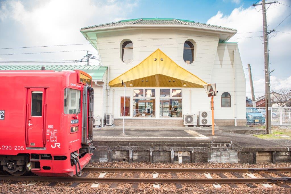 走過天橋到月台另一側，正巧碰上JR普通列車行駛到田主丸車站，紅色的列車看起來很漂亮。