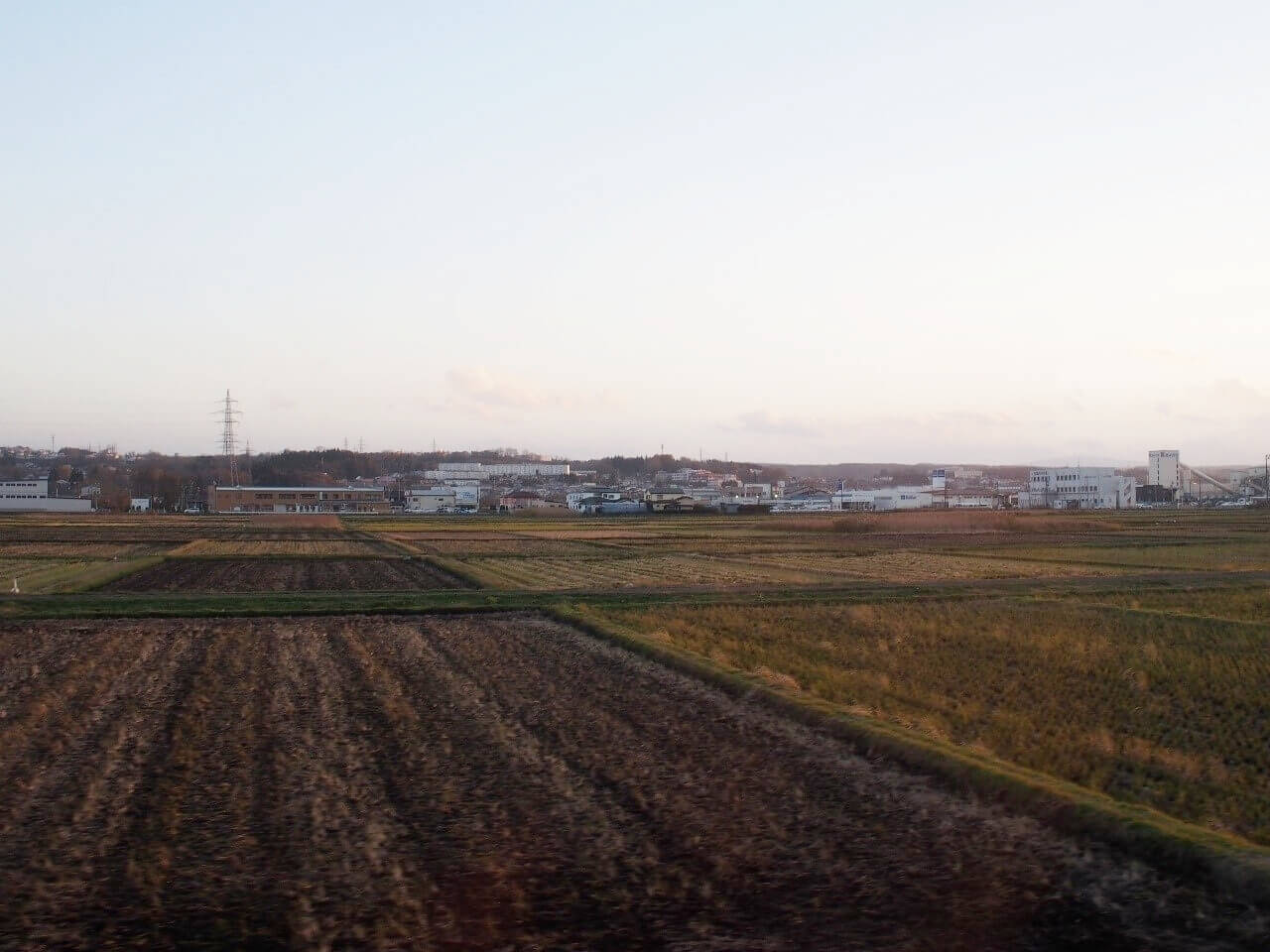 夕陽將田園染成紫紅色