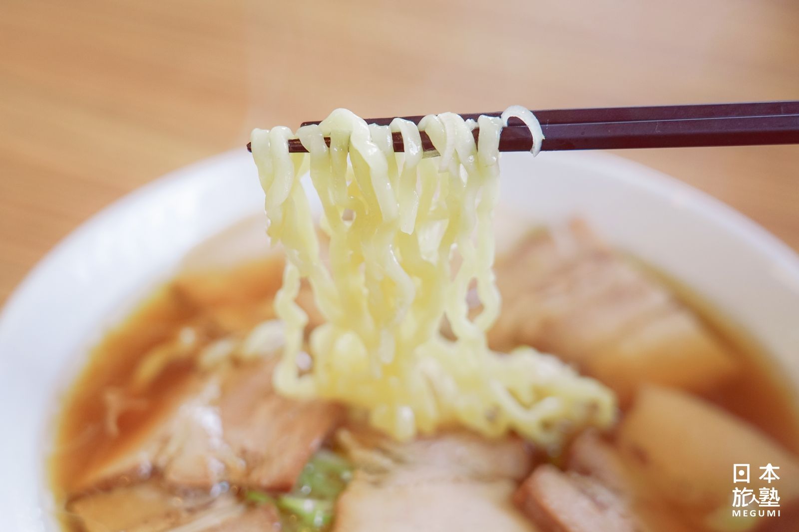 麵身口感富有彈性，吸附湯汁之後更加美味