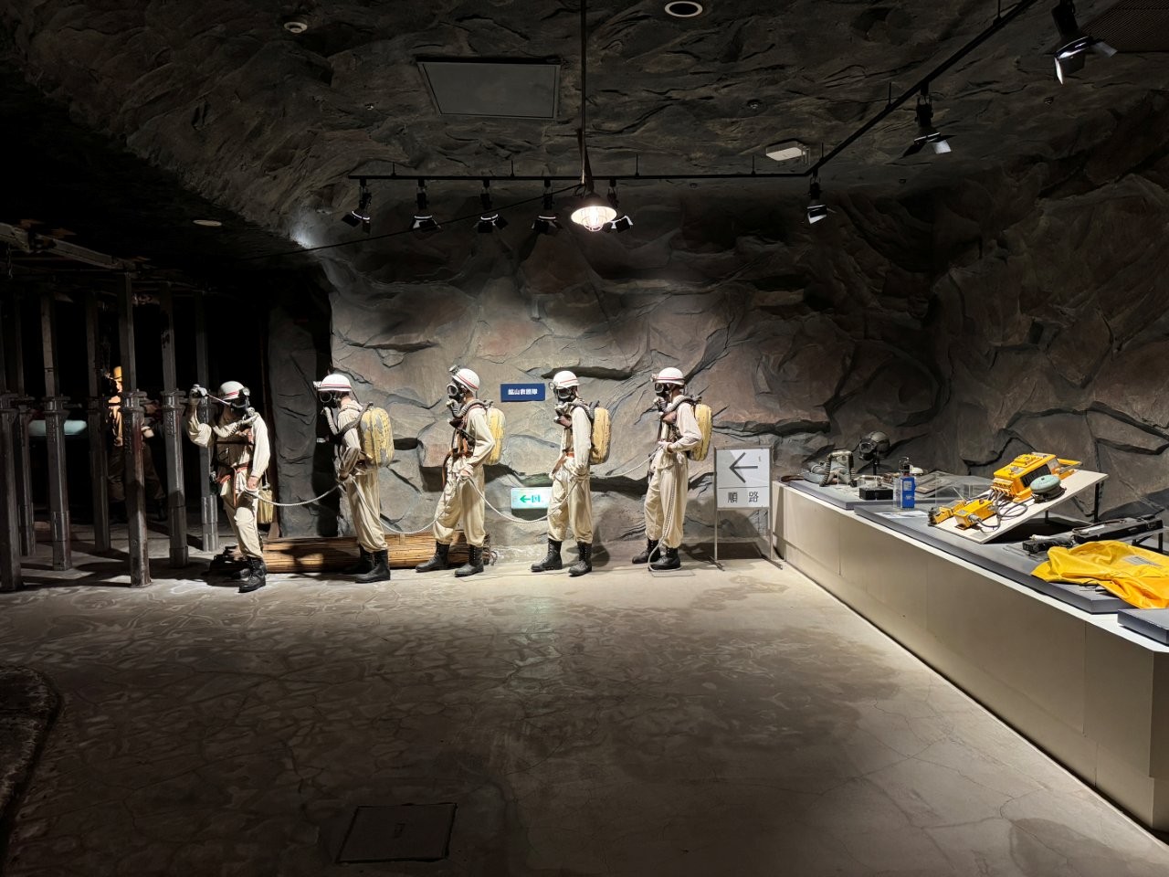 右邊的展示物品就是礦山救護隊使用的裝備