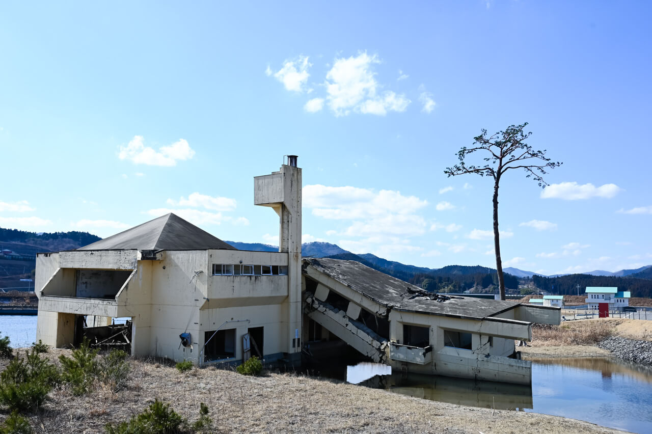 除了奇跡之一本松，旁邊的陸前高田青年旅社部份建築都成為震災遺構，讓下一代知道過去曾發生過一件如斯重大的天災。