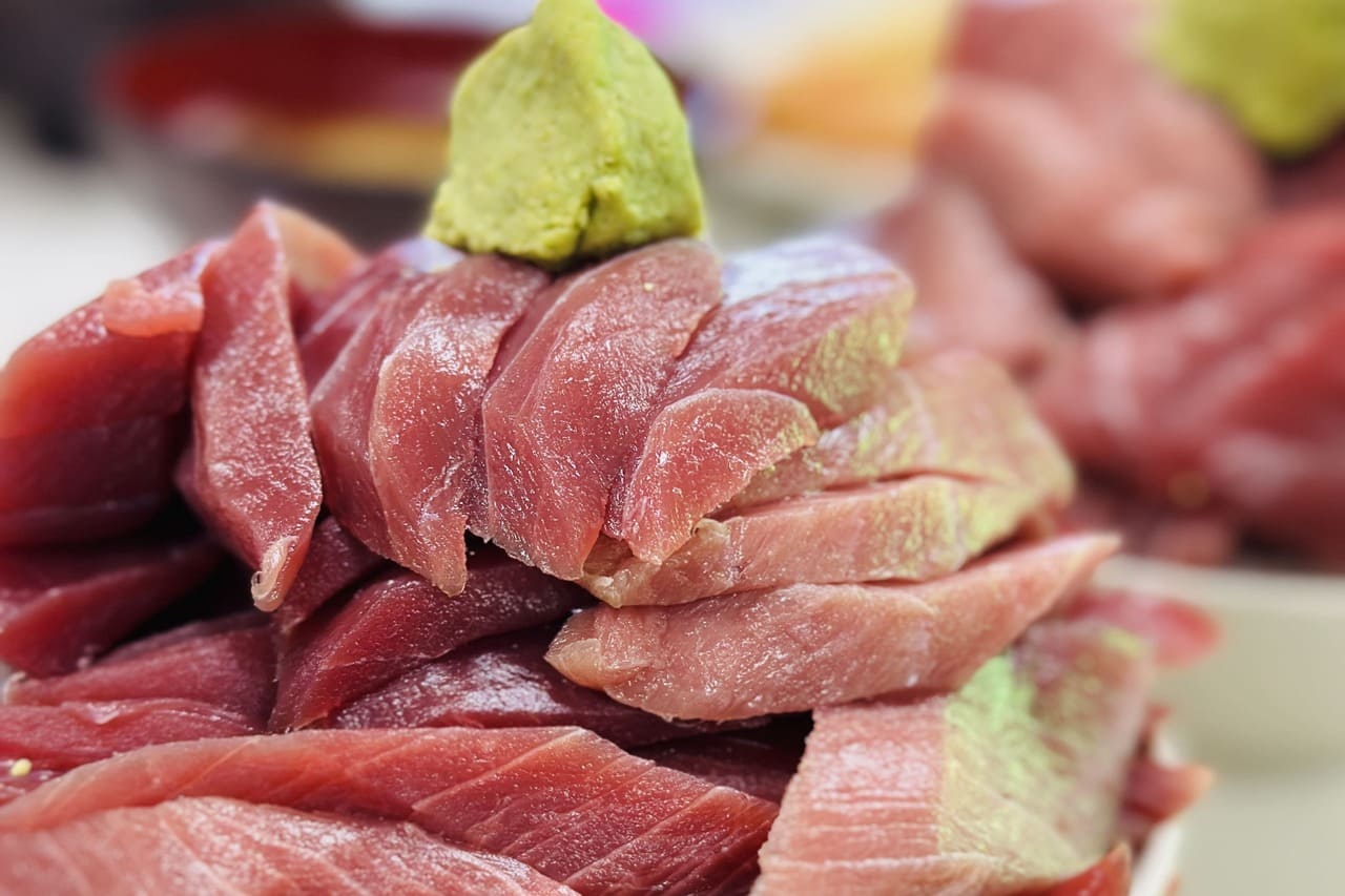 鮪魚丼非常大方疊了三層以上