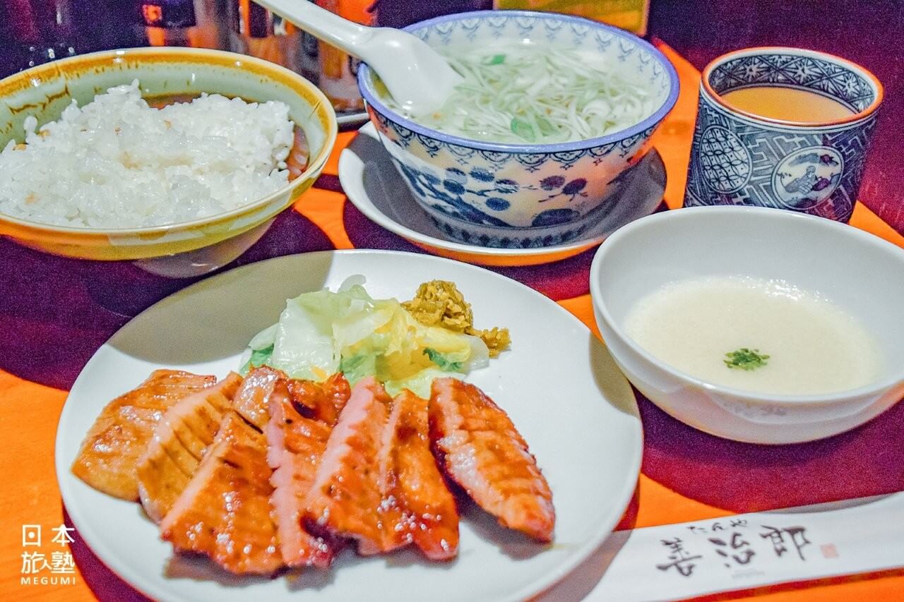 被稱為「仙台三名物」的牛舌、毛豆泥麻糬、竹葉魚板都可在仙台車站品嚐到