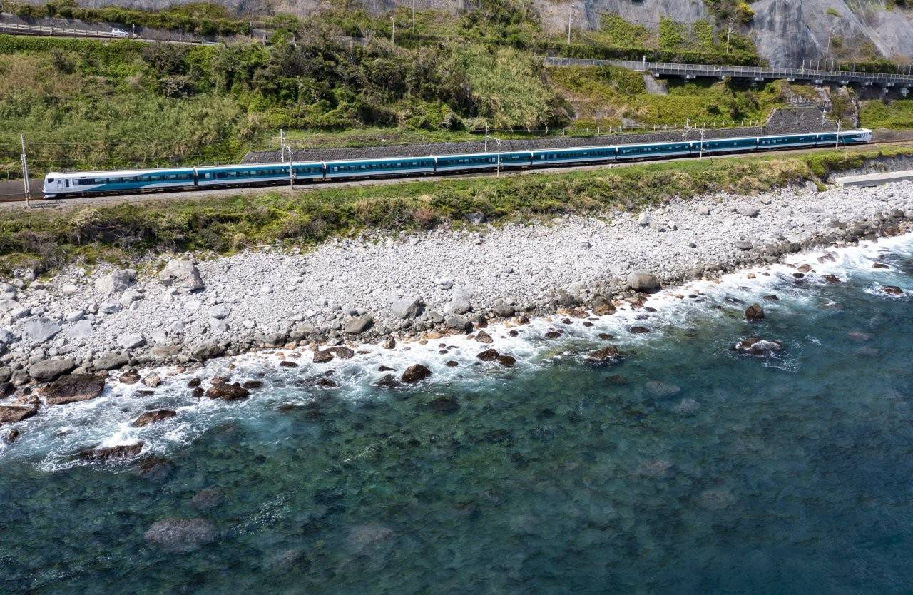 特急踴子號車窗／東伊豆海岸線（画像提供：JR東日本橫濱支社）